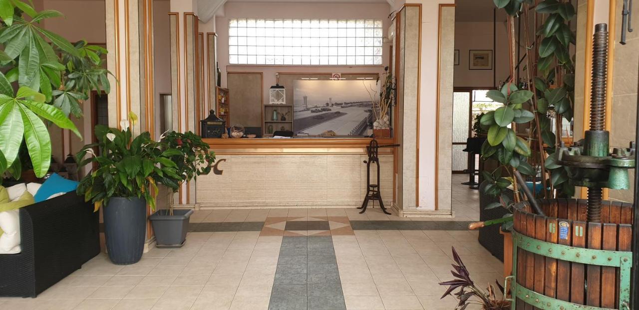 科拉罗酒店 弗雷杰内 外观 照片